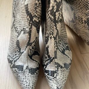 SCHUTZ Beige and Black Snakeskin Sandals